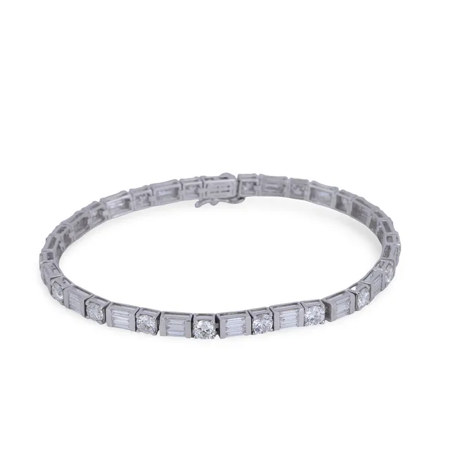 18CT GOLD (6.8CT) DIAMOND BRACELET.