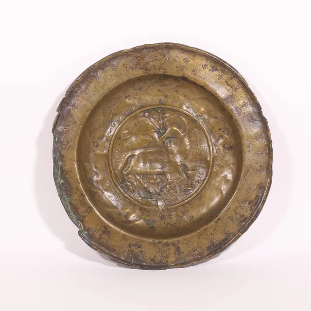 PLATO PETITORIO, "AGNUS DEI", metal patinado y repujado, siglo XVII.