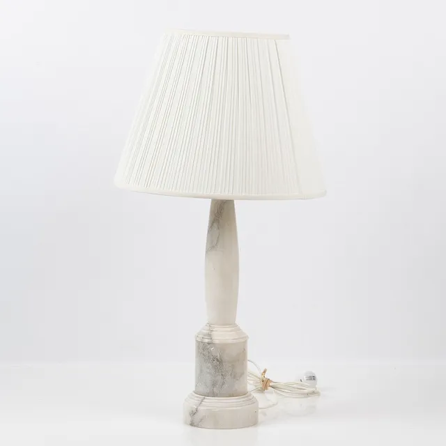 BORDSLAMPA, marmor, 1900-talets andra hälft.