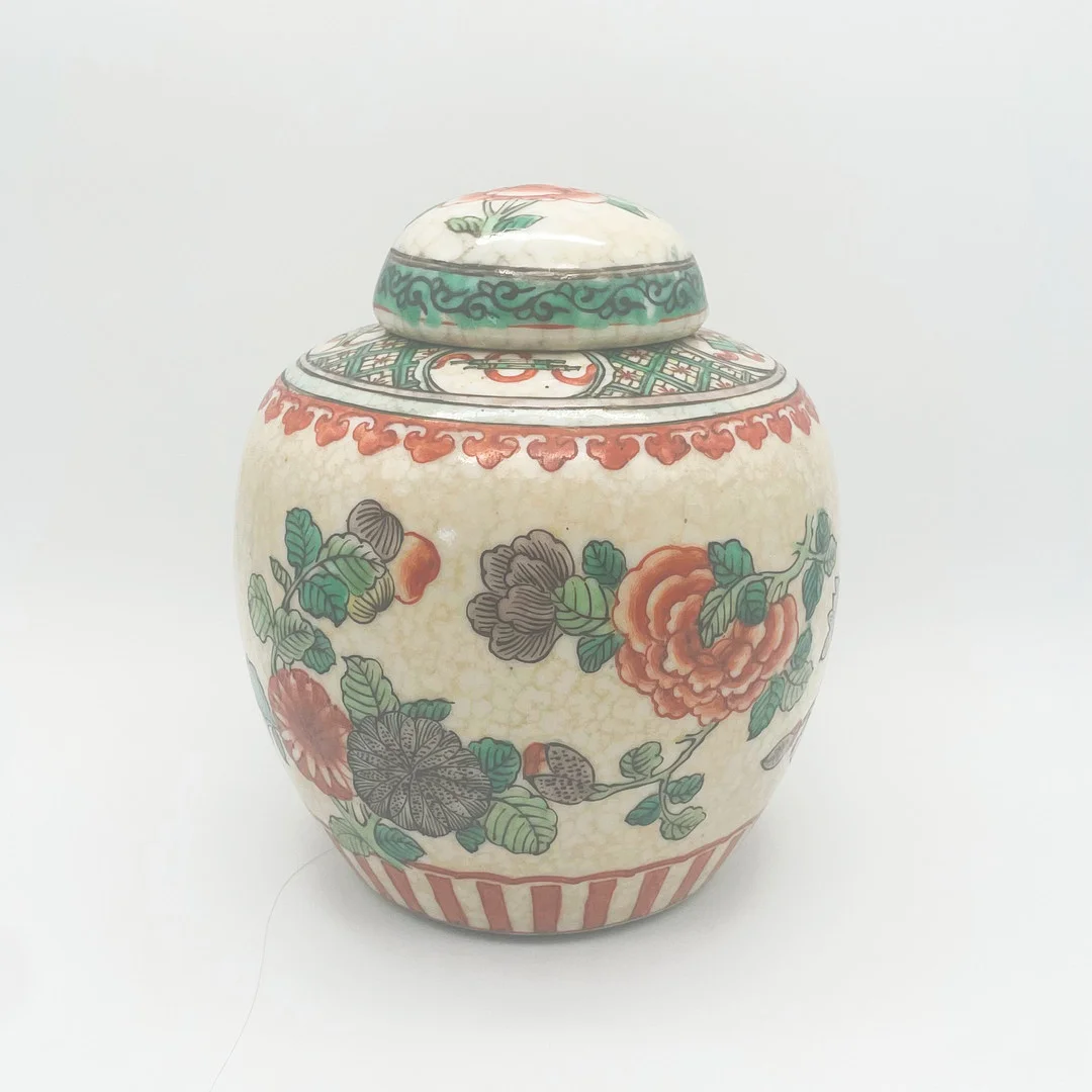 CHINESISCHE NANKING DECKELDOSE, BLUMEN UND SCHÄTZE, FAMILLE ROSE, 1900-1950, HÖHE: CA. 15,5CM. — Asiatica — Kunst- und Auktionshaus Kleinhenz