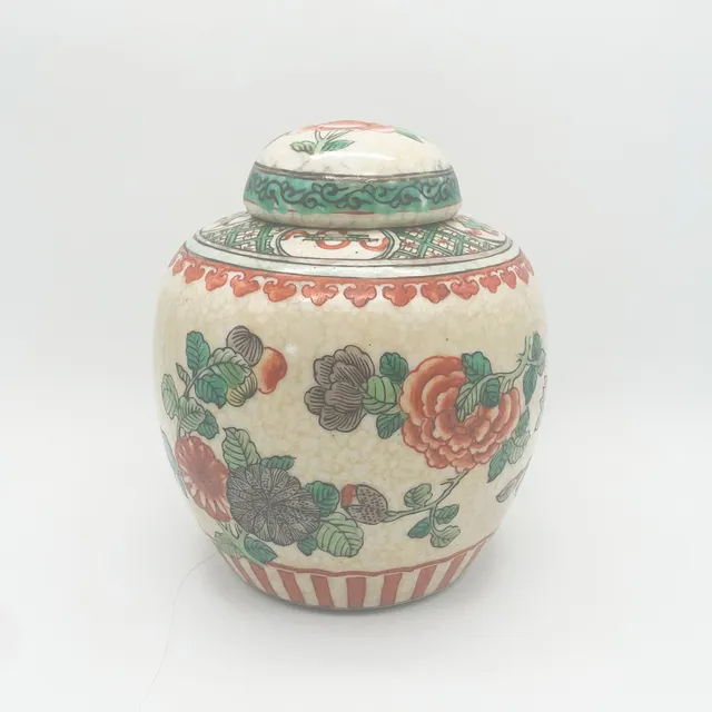 CHINESISCHE NANKING DECKELDOSE, BLUMEN UND SCHÄTZE, FAMILLE ROSE, 1900-1950, HÖHE: CA. 15,5CM.