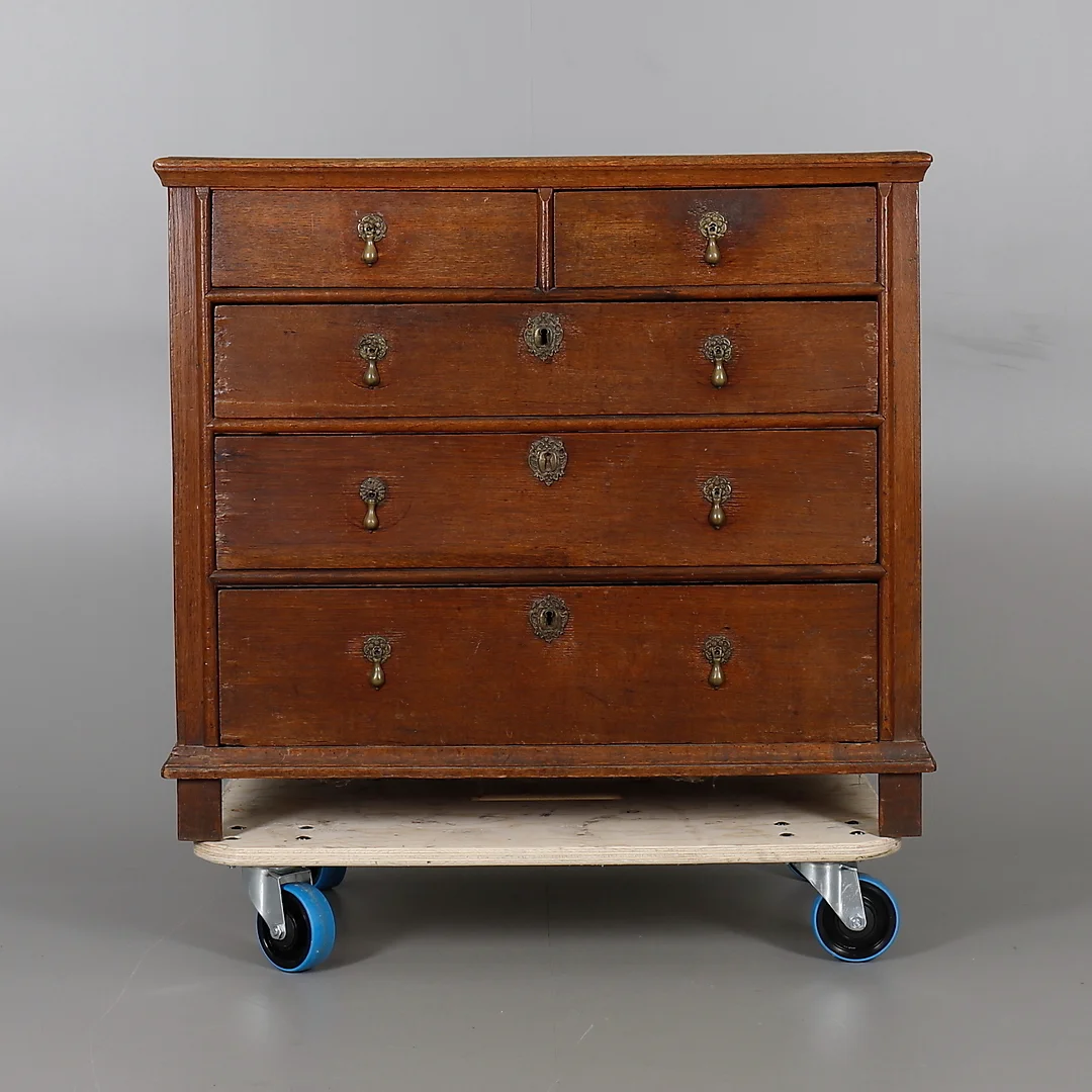 AN OAK CHEST OF DRAWERS. — Chests of drawers — Dreweatts Online