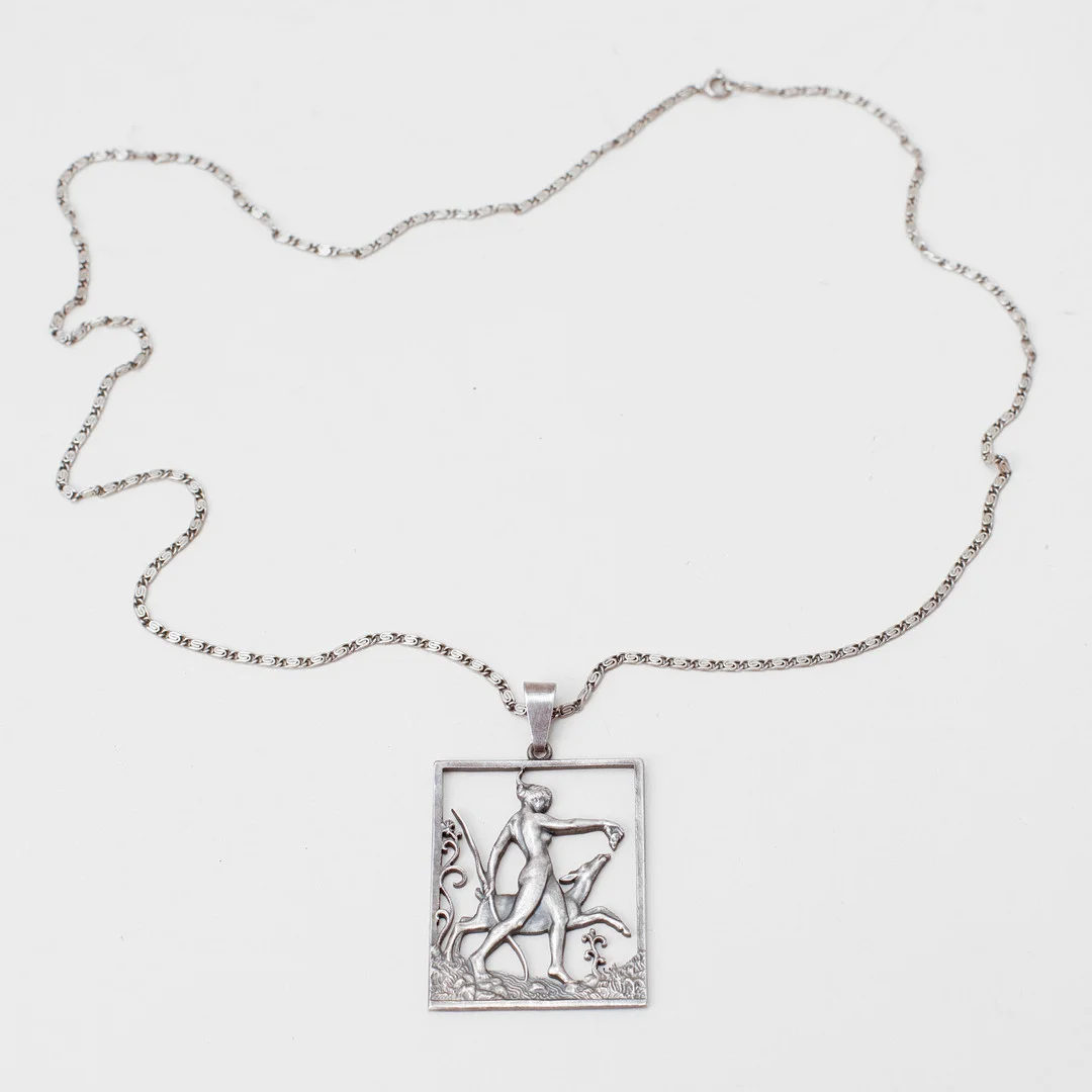 TORE STRINDBERG. Halskedja med hänge, silver, Sporrong Stockholm 1944. — Brooches & Pendants — Göteborgs Auktionsverk