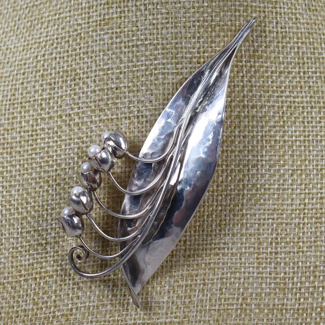 BROSCH, John Pettersson, Stockholm, liljekonvalj, silver och pärlor, 1948.