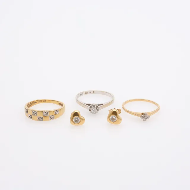 DIAMANTRINGAR, 3 ST SAMT ETT PAR ÖRHÄNGEN MED SLIPAT GLAS , 18 K GULD, totalt 5,9 g.