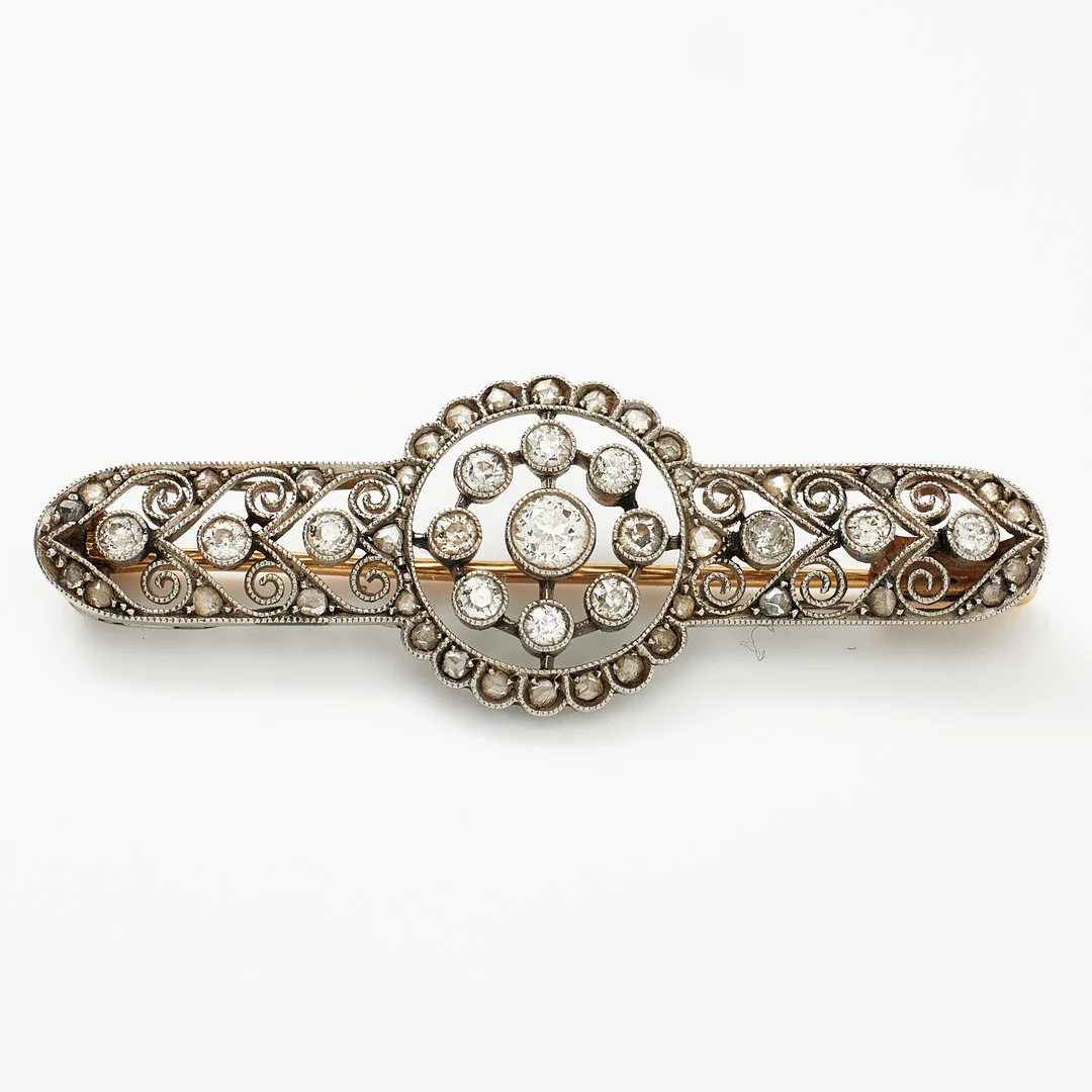 BROSCH, platina/guld, Belle Èpoque, omkring år 1900, dekor av diamanter med gammal-resp. rosenslipning, milligrifferade kanter. — Brooches & Pendants — Stockholms Auktionsverk Magasin 5