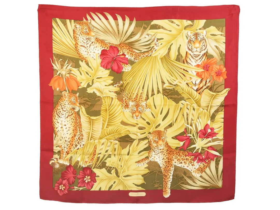 SCARF, SALVATORE FERRAGAMO, 100% siden. 86x88 cm, vinröd, grön, brun, beige, gul. — Accessoarer/Scarves — Kaplans