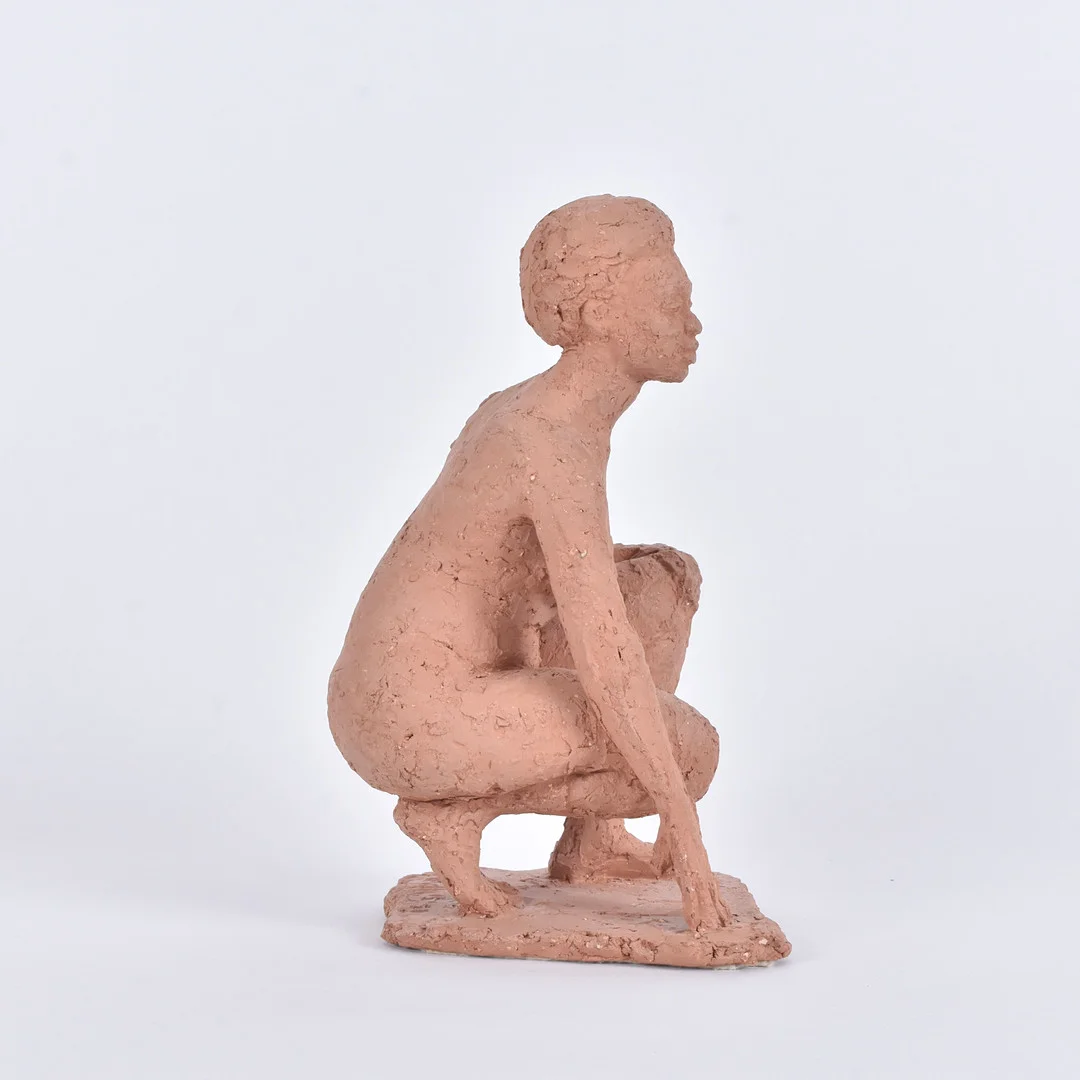 TORSTEN FRIDH. Skulptur, sittande kvinna, terrakotta, signerad. — Sculptures & Bronzes — Halmstads Auktionskammare