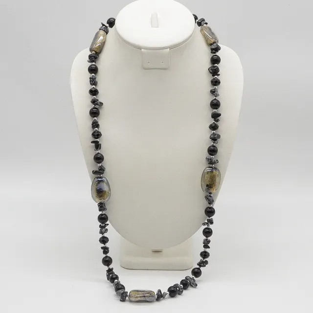 MURANO GLAS PERLENCOLLIER, MIT SCHNEEFLOCKENOBSIDIAN, VERSILBERTE PERLEN, ENDLOS, 20. JAHRHUNDERT.
