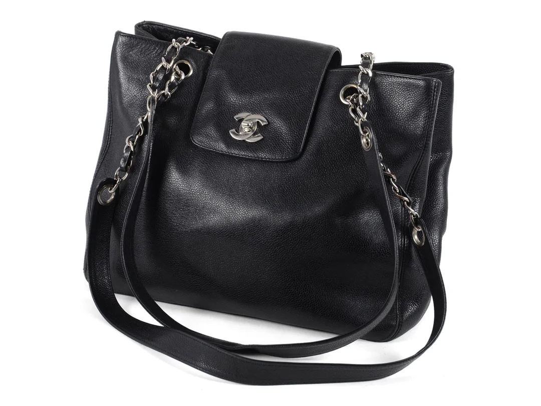 VÄSKA, CHANEL, Classic Large Shopping Tote Bag, svart caviar läder med vitmetall detaljer, 33x26x10 cm. Hologrammärkt (men lite suddigt det står troligtsvis) 4039457. — Accessoarer/Väskor — Kaplans