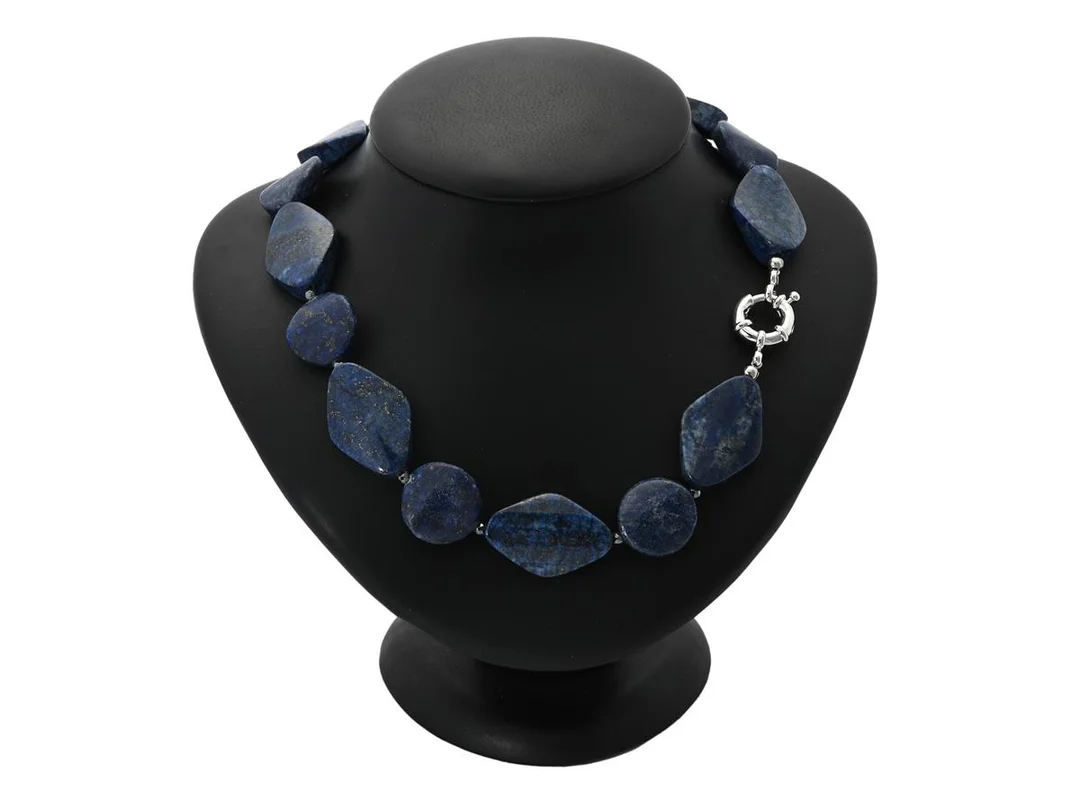 COLLIER, färgad lapis lazuli, silverfärgat lås, längd 45 cm. — Smycken/Collier — Kaplans