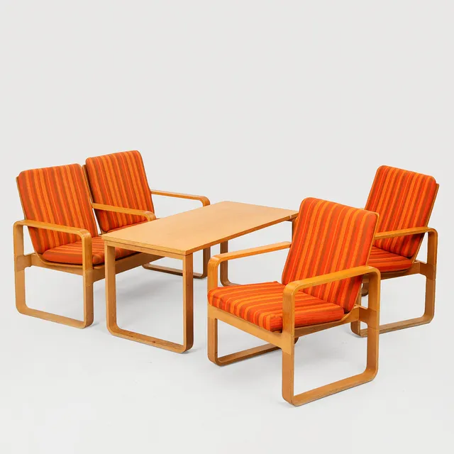 MAGNUS OLESEN. Loungegruppe af formbøjet eg. Sofa, bord samt to lænestole. 1960-70'erne, Danmark. (4).