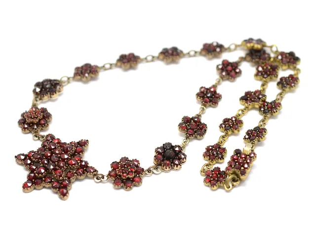 COLLIER, metall, granater, längd 40 cm.