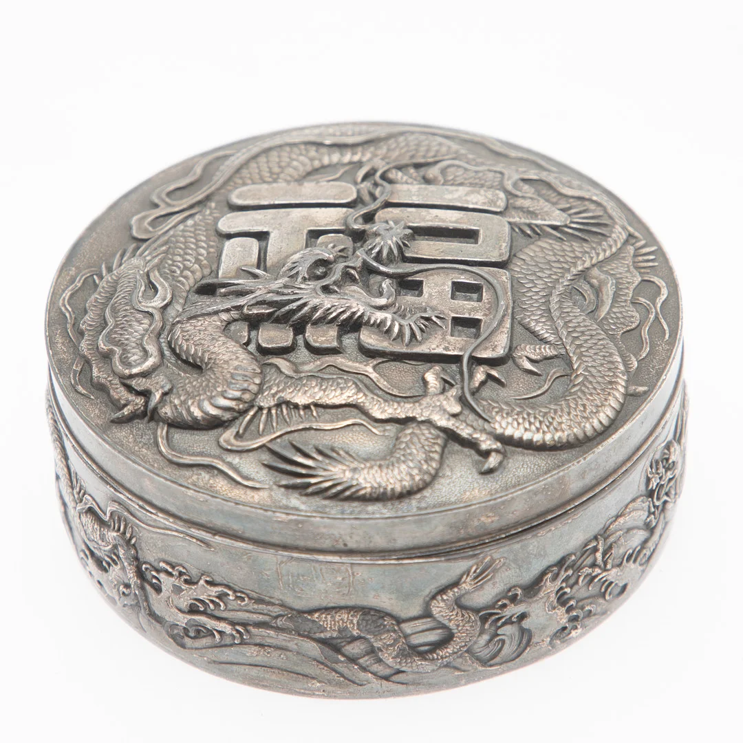 Versilberte Deckeldose mit Drachendekor, China, 20. Jh. — Bronzes — Stockholms Auktionsverk Hamburg