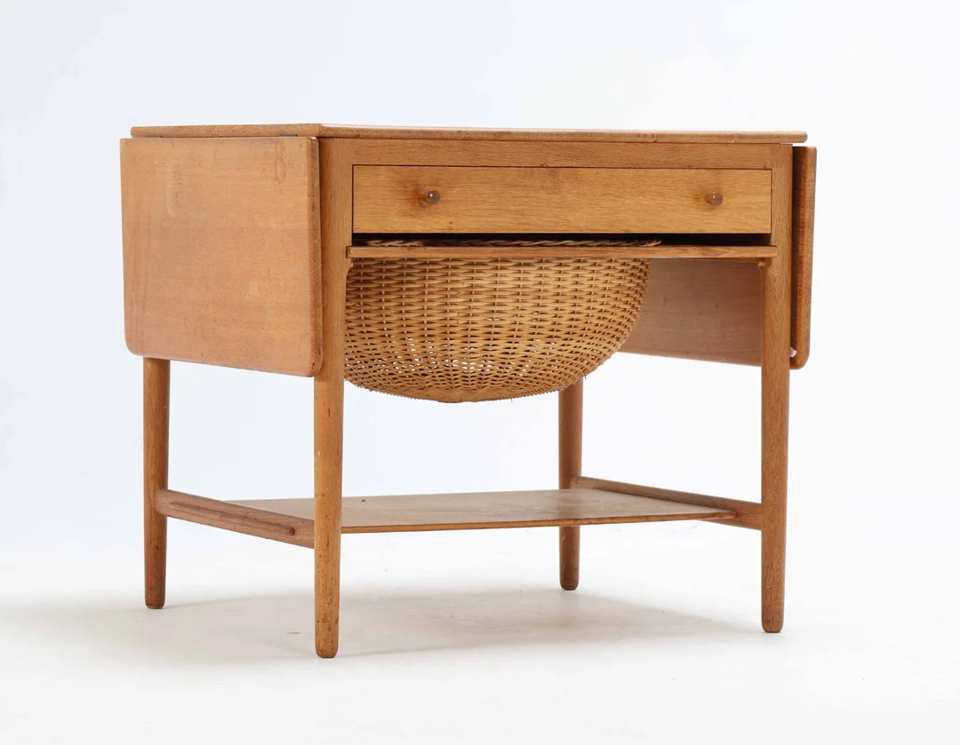 Hans J. Wegner (1914 - 2007) for Andreas Tuck: AT33 oak sewing table — Furniture/Coffee tables, occasional tables — Lauritz