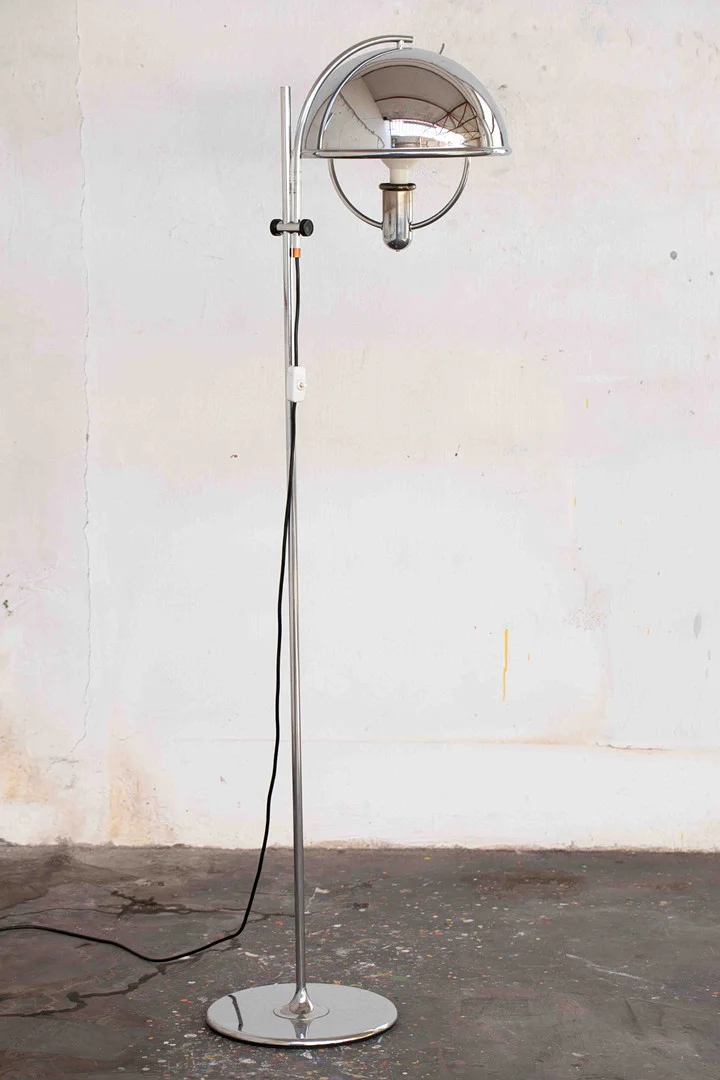 FLORIAN SCHULZ. ZUGESCHRIEBEN. Schwenkbare Stehleuchte der 1970/80er Jahre (23-14). — Floor lights — Art and Design Auctions