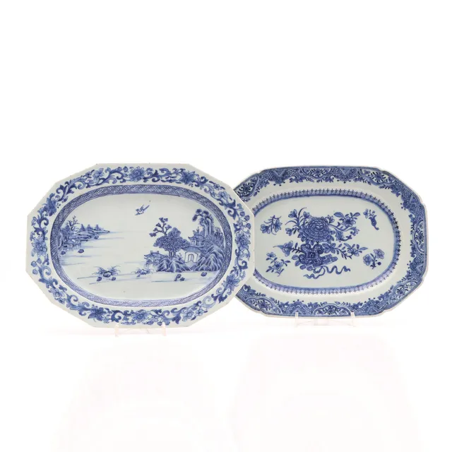 STEKFAT, TVÅ ST. Porslin med blåvit dekor. Kina, 17/1800-tal.