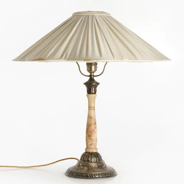 BORDSLAMPA, nysilver och alabaster, omkring 1920.