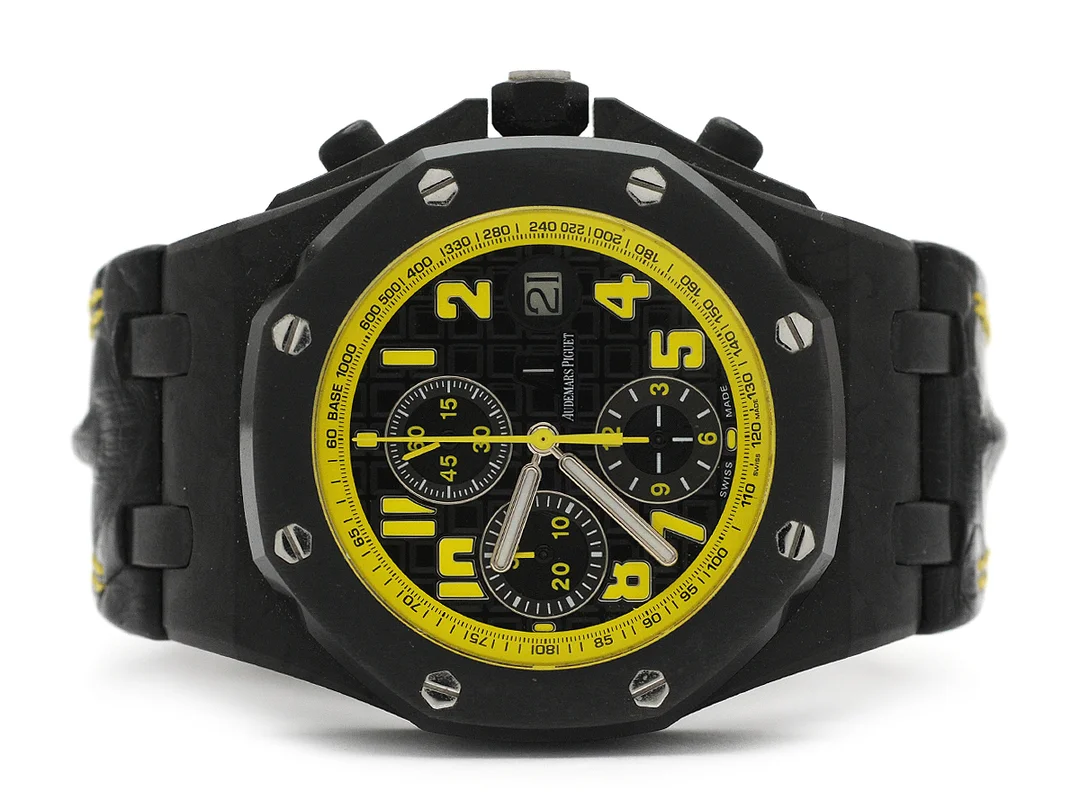 AUDEMARS PIGUET, Royal Oak, Offshore, "Bumble Bee", Cal 3126/3840, Serie nr. 803270, Ref nr. 26176FO.OO.D101CR.02, Boett nr. G90589-1149, kronograf, herrur, 42,5 mm, kolfiber / gummi, automatisk, safirglas, datum, integrerat läderband, viklås, cert, september 2011, box, ytterkartong. — Klockor/Audemars Piguet — Kaplans
