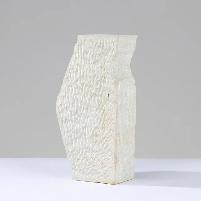 UBEKENDT KUNSTNER. Skulptur af kunststen med grafisk mønster, usigneret.