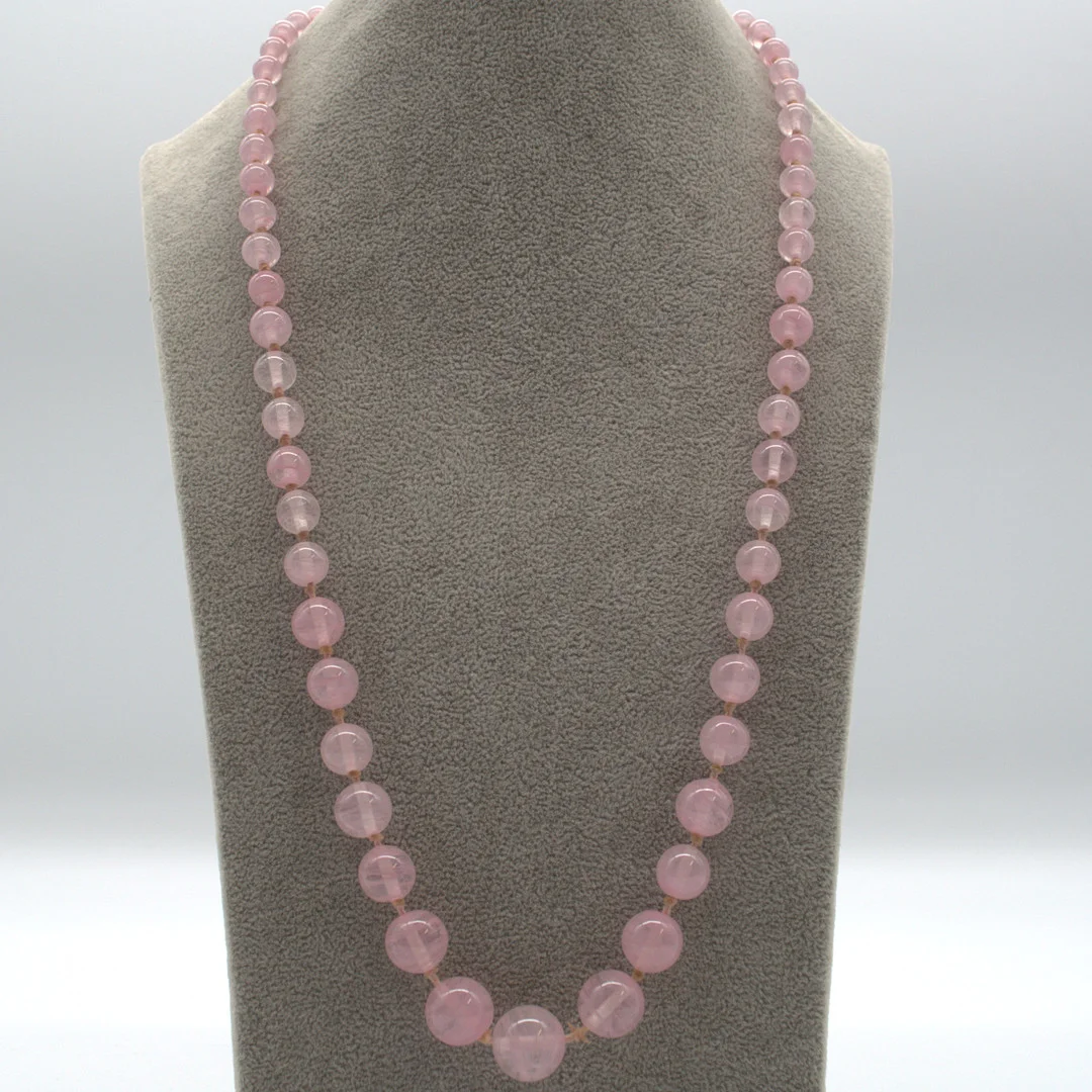 PERLENCOLLIER AUS ROSENQUARZ, POLIERTE PERLEN, GRÖSSE NACH ANGEORDNET, EINZELN GEKNÜPF, MESSING VERSCHLUSS, 20. JAHRHUNDERT, CA. 67,5 CM. — Necklace — Kunst- und Auktionshaus Kleinhenz