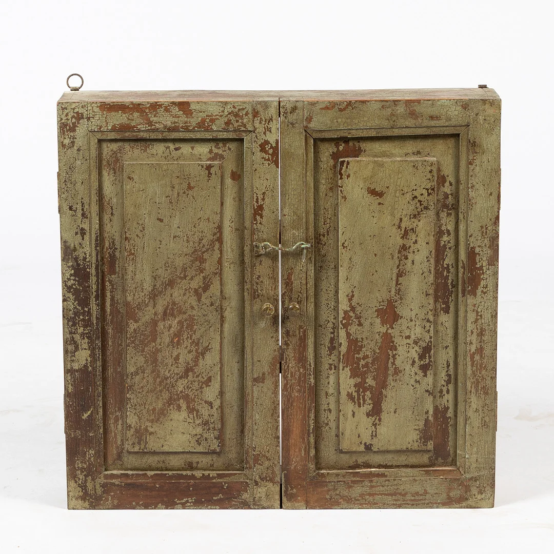 VÄGGSKÅP, allmoge, bemålat trä, 1800-tal. — Furniture — Stockholms Auktionsverk Helsingborg