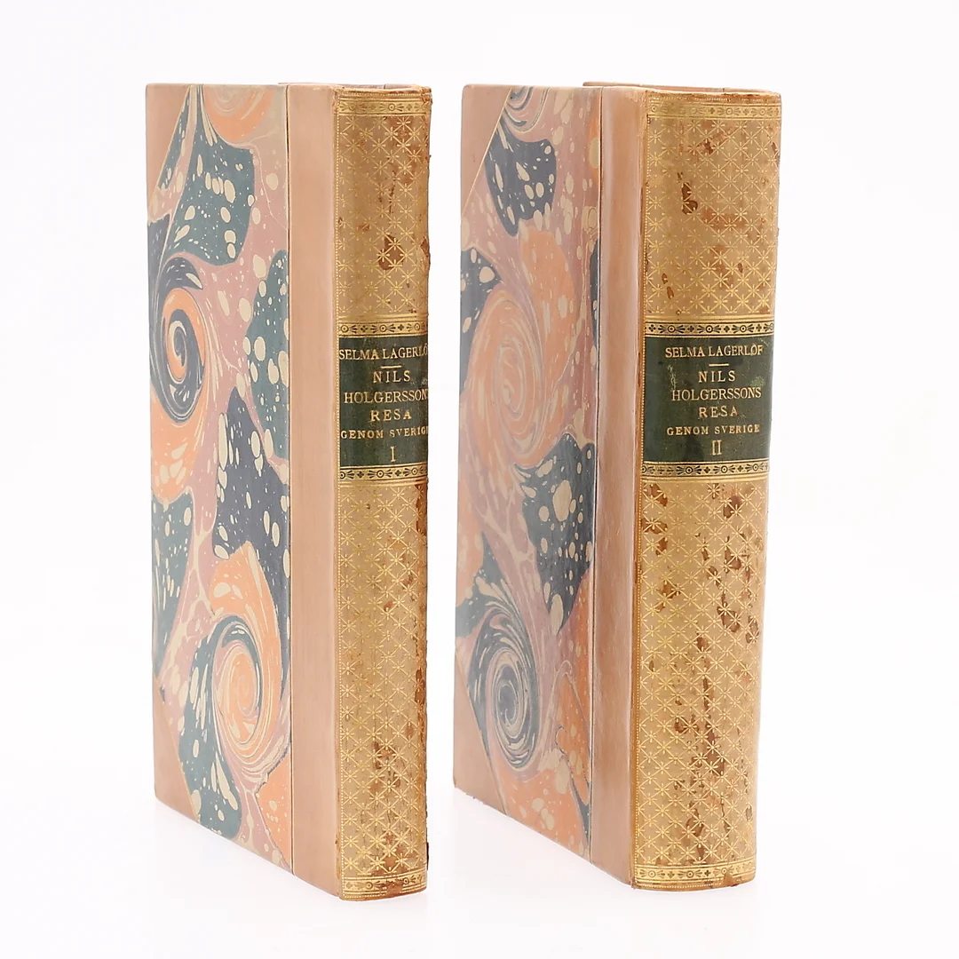 SELMA LAGERLÖF. "Nils Holgerssons underbara resa genom Sverige", 2 band, originalupplagor, 1906 samt 1907. — Books, Maps & Manuscripts — Växjö Auktionskammare