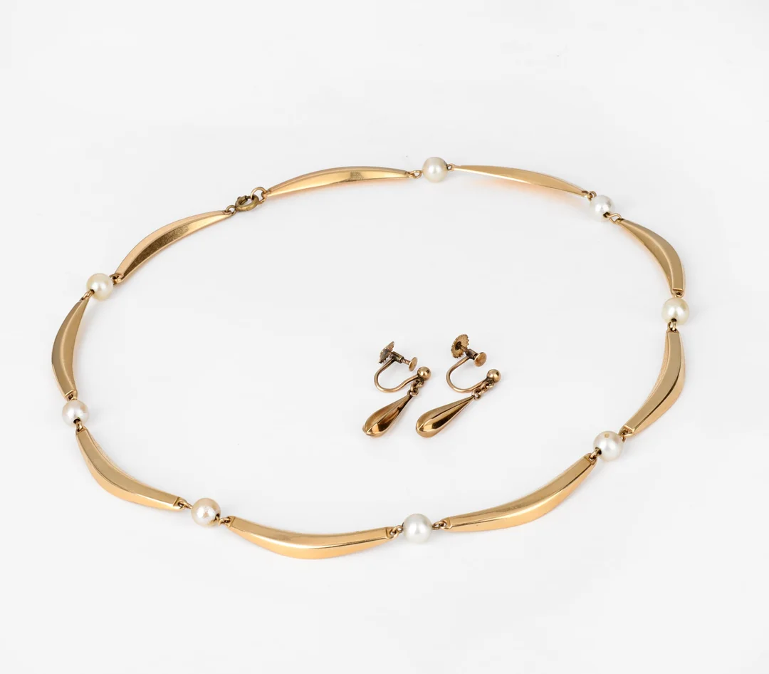 Herman Siersbøl. Pearl necklace of 14 kt. gold and a pair of ear studs of 8 kt. gold (3) — Jewellery/Necklaces, pendants — Lauritz