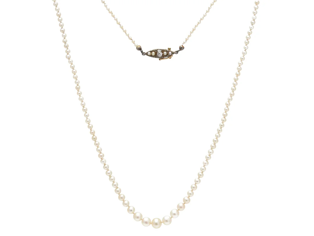 PÄRLCOLLIER, troligen orientaliska pärlor, doserat, 1,60-5,30 mm, lås i 18K guld/platina, gammalslipad diamant ca 0,045 ct, rosenstenar, längd 55 cm, låshakar ej guld, nagg på diamanter, originaletui. — Smycken/Pärlcollier — Kaplans