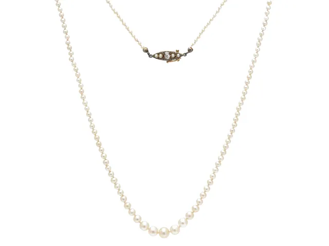 PÄRLCOLLIER, troligen orientaliska pärlor, doserat, 1,60-5,30 mm, lås i 18K guld/platina, gammalslipad diamant ca 0,045 ct, rosenstenar, längd 55 cm, låshakar ej guld, nagg på diamanter, originaletui.