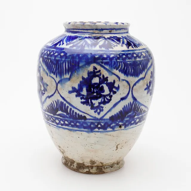 URNA, FAJANS, målad med safavid-blå dekor, Persien, 1800-tal.