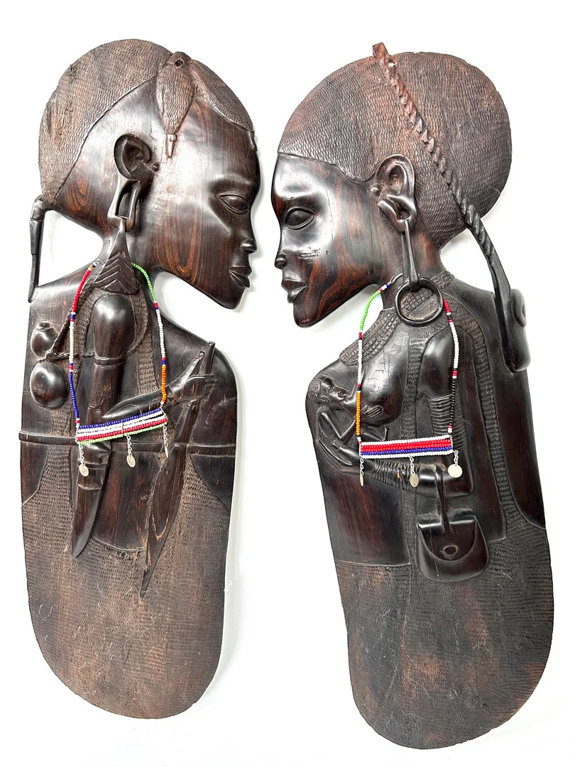 AFRIKANISCHES HOLZPAAR - HANDGESCHNITZT - WANDSCHMUCK. — Other — Auktionshaus Stuber's Hammerschlag