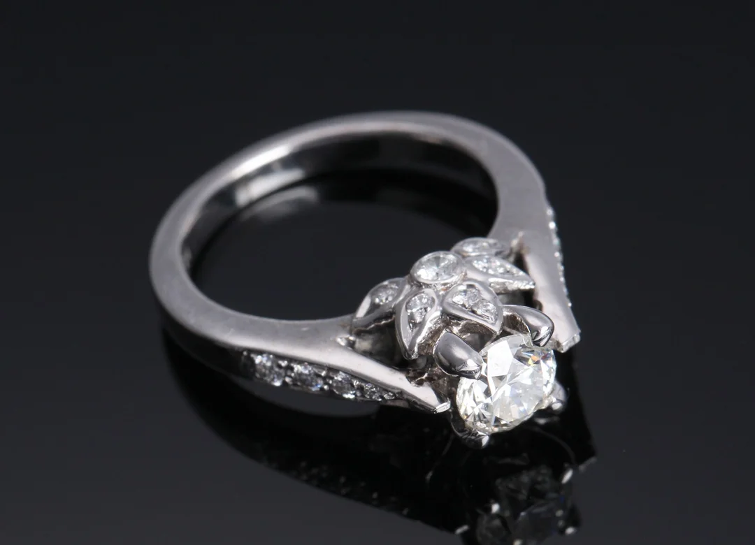 Brillantring vintage af 18 kt hvidguld, i alt ca. 1.14 ct — Jewellery/Rings — Lauritz