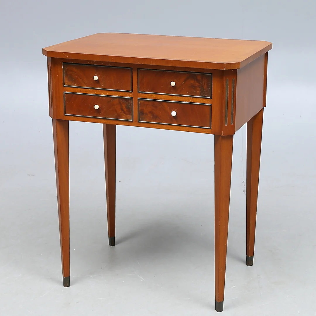 BORD, gustaviansk stil, omkring 1900-talets mitt. — Tables — Auktionshuset Kolonn