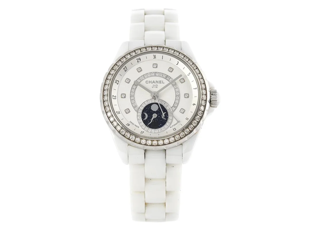CHANEL, J12 Moonphase, Cal SW 300-1, Serie nr. Z.G.R.90239, Ref nr. H3405, damur, 38 mm, vit high-tech ceramic/stål, quartz, safirglas, datum, månfas, diamanter på urtavlan (63 st. 8/8), briljantkrans (54 st. TW/VVS, ca 1,42 ctv), originallänk, viklås i stål, Ref nr. H1996, cert, oktober 2016, box, ytterkartong. — Klockor/Chanel — Kaplans