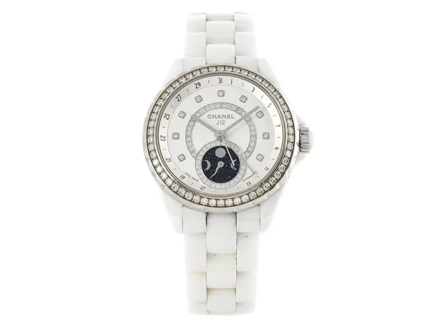CHANEL, J12 Moonphase, Cal SW 300-1, Serie nr. Z.G.R.90239, Ref nr. H3405, damur, 38 mm, vit high-tech ceramic/stål, quartz, safirglas, datum, månfas, diamanter på urtavlan (63 st. 8/8), briljantkrans (54 st. TW/VVS, ca 1,42 ctv), originallänk, viklås i stål, Ref nr. H1996, cert, oktober 2016, box, ytterkartong.
