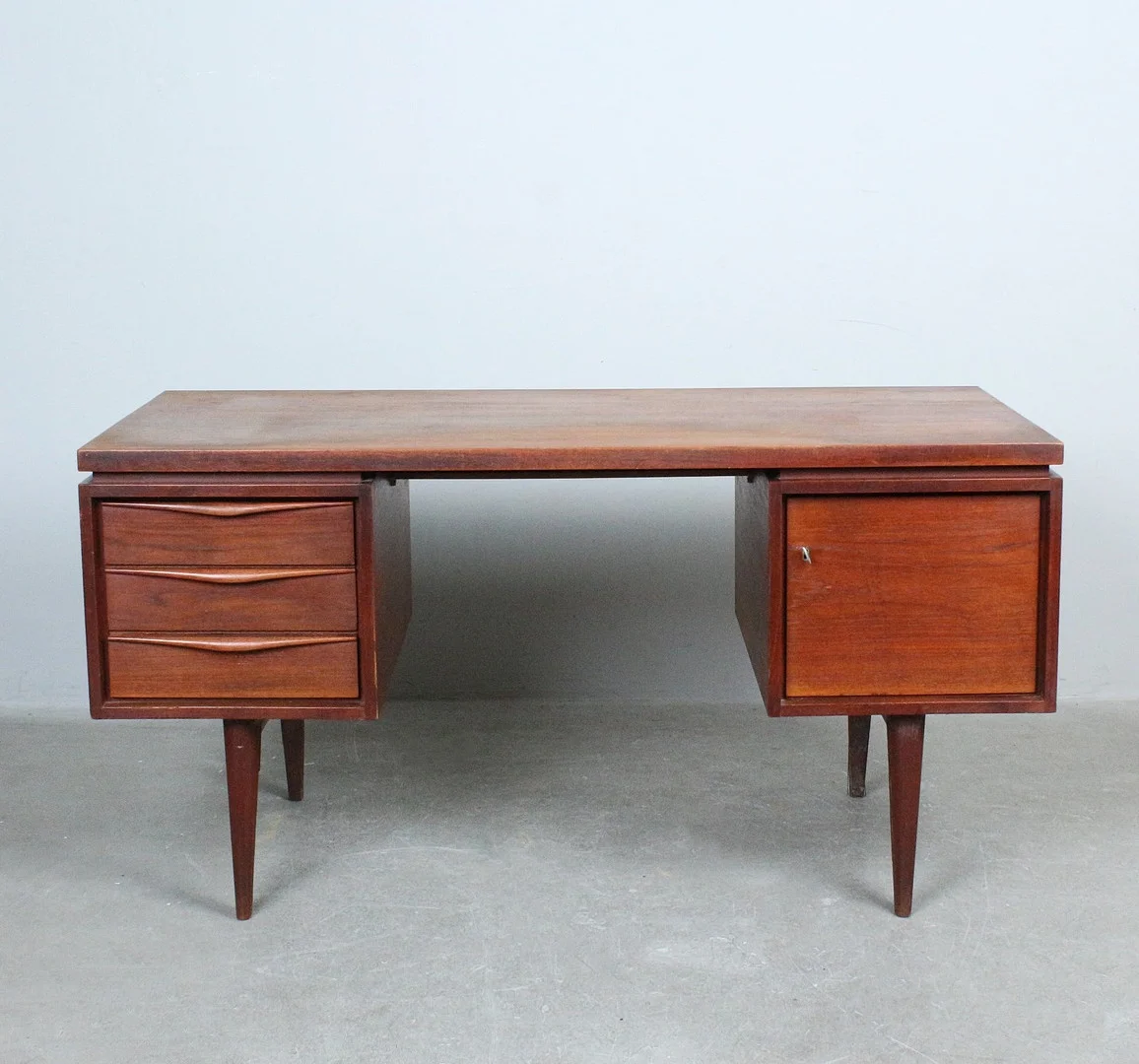 Mid-Century Schreibtisch, Teak, Dänemark, 1960er Jahre. — Tables — Stockholms Auktionsverk Düsseldorf/Neuss