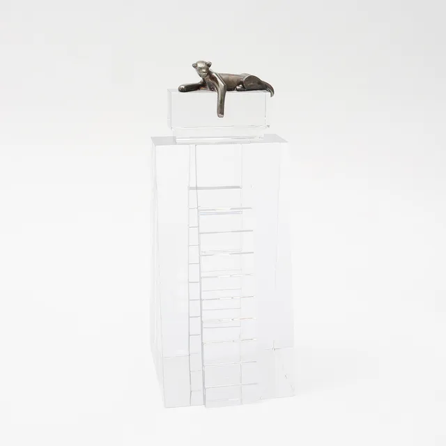 GUNNAR CYRÉN. SKULPTUR, SLIPAT GLAS OCH STERLINGSILVER, "TEMPEL MED VILANDE PANTER", ORREFORS, 1988.