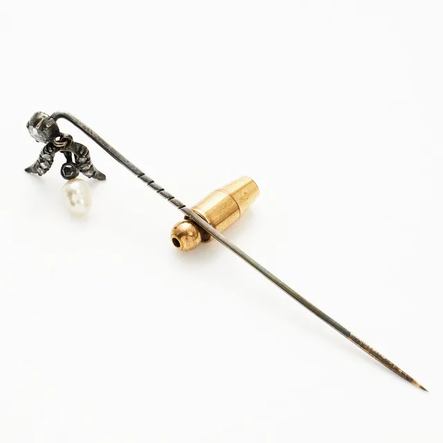 KRÅSNÅL, silver, rörlig dekordel med dekor av små rosenslipade diamanter samt droppformad pärla, 1800-talets senare del.