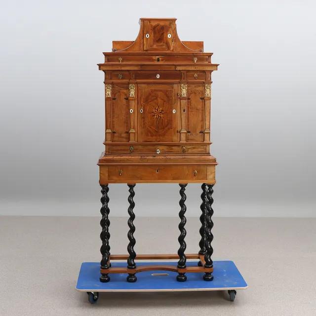 SKÅP PÅ UNDERREDE. Valnöt med intarsiadekor och förgyllda bronsbeslag. Barockstil, skåpet 17/1800-tal, underredet 18/1900-tal.
