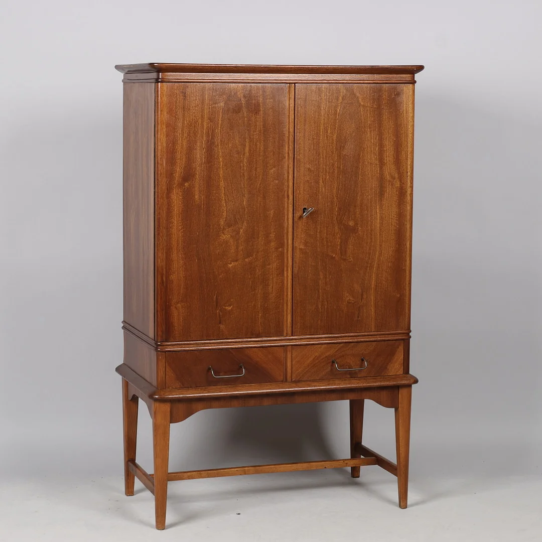 Skab af mahogni med to underliggende skuffer af mahogni, tilspidsede ben af bøg, greb af patineret messing, dansk snedkermester, Danmark, 1900 tallets midte. — Cupboards, Cabinets & Shelves — Palsgaard Kunstauktioner