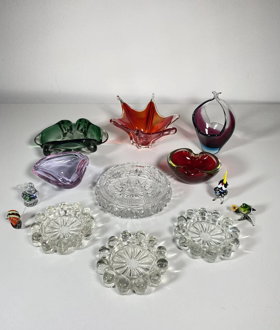 Konvolut Aschenbecher, Schalen und Figuren, Glas (13). — Art glass — Stockholms Auktionsverk Düsseldorf/Neuss