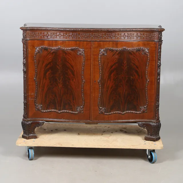 CHIPPENDALE-STYLE MAHOGANY CABINET.