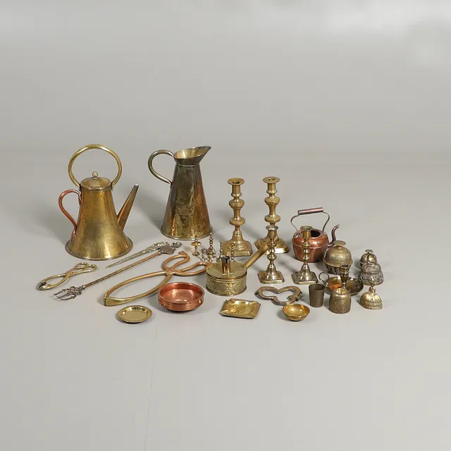 A QUANTITY OF BRASSWARE.