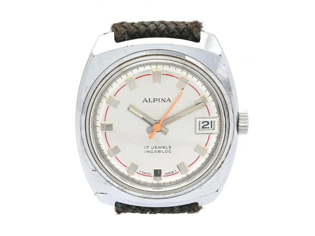 ALPINA, herrur, 35 x 37,5 mm, Boett nr. 10494, vitmetall, manuell, plexiglas, datum, skadad boett, perlonband, ca 1970. — Klockor/Alpina — Kaplans