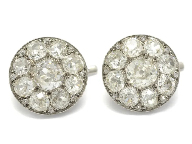 ÖRHÄNGEN, 14K guld, fattningar i silver, 18 gammalslipade diamanter ca 7,00 ctv, ca Cr-TCa(J-L)/SI-P, skada, nagg, 16 rosenstenar, vikt 8 g, mekanism även för hänge.