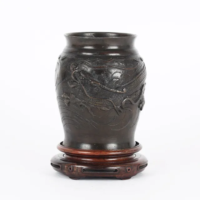 Chinese bronze vase, decorated with dragon