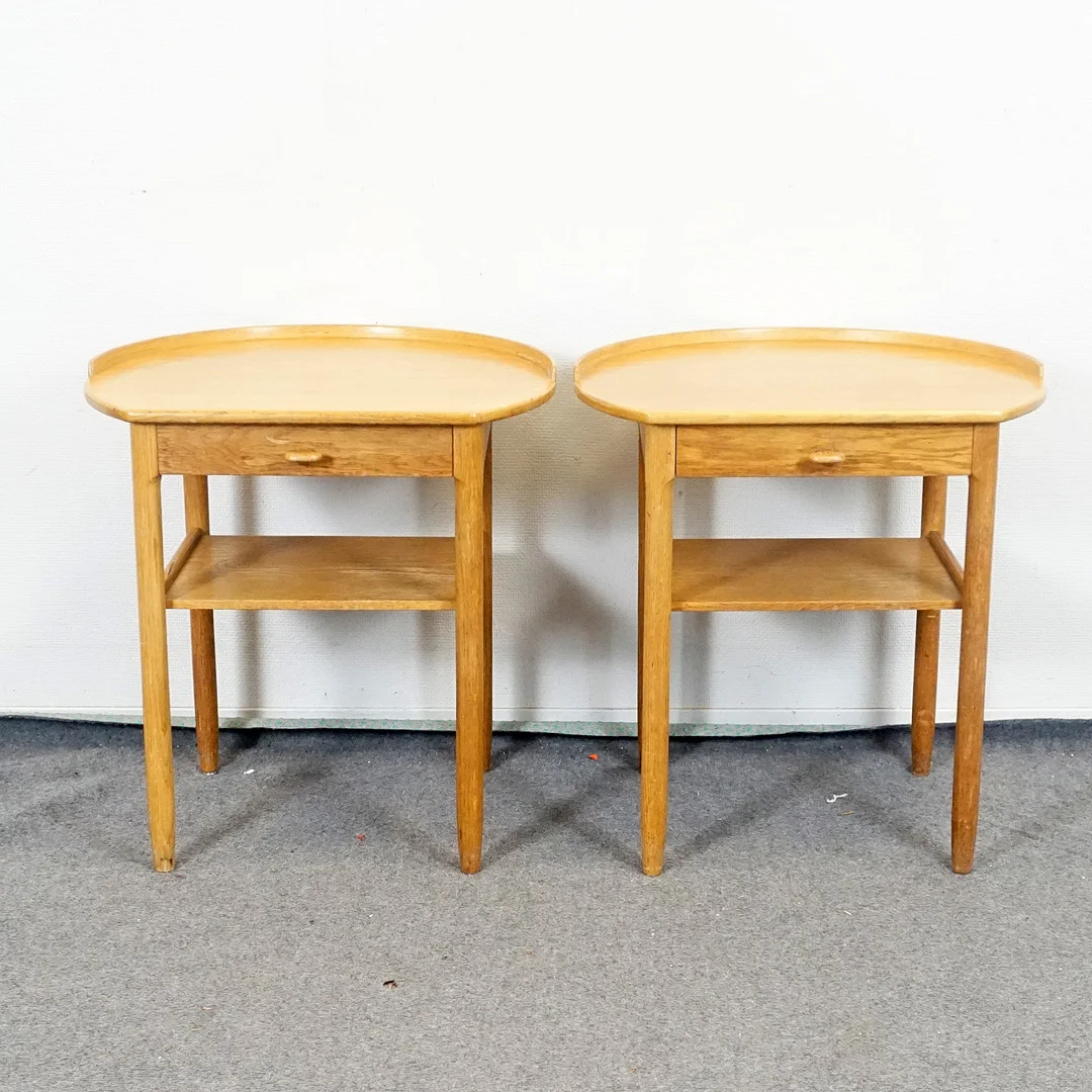 SVEN ENGSTRÖM & GUNNAR MYRSTRAND. Sängbord, ett par. Ek, Bodafors, 1900-talets andra hälft. — Tables — Roslagens Auktionsverk