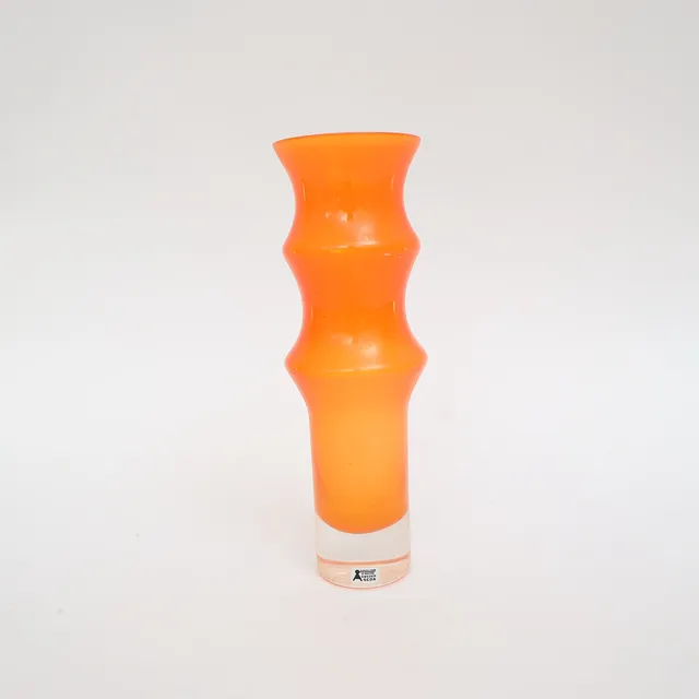 BO BORGSTRÖM. Vas, orangetonat glas med fot i klarglas, etikettmärkt.