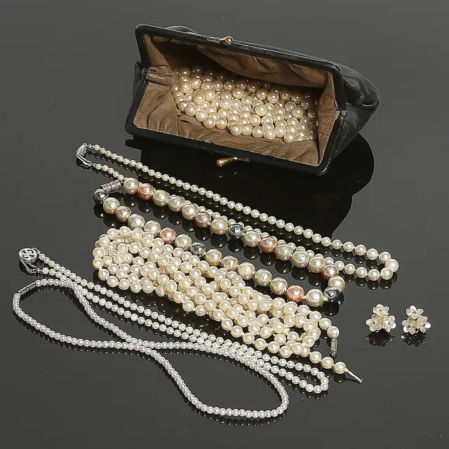 PARTI COLLIER, ÖRHÄNGEN samt lösa PÄRLOR, syntetiska, 1950-60-tal.